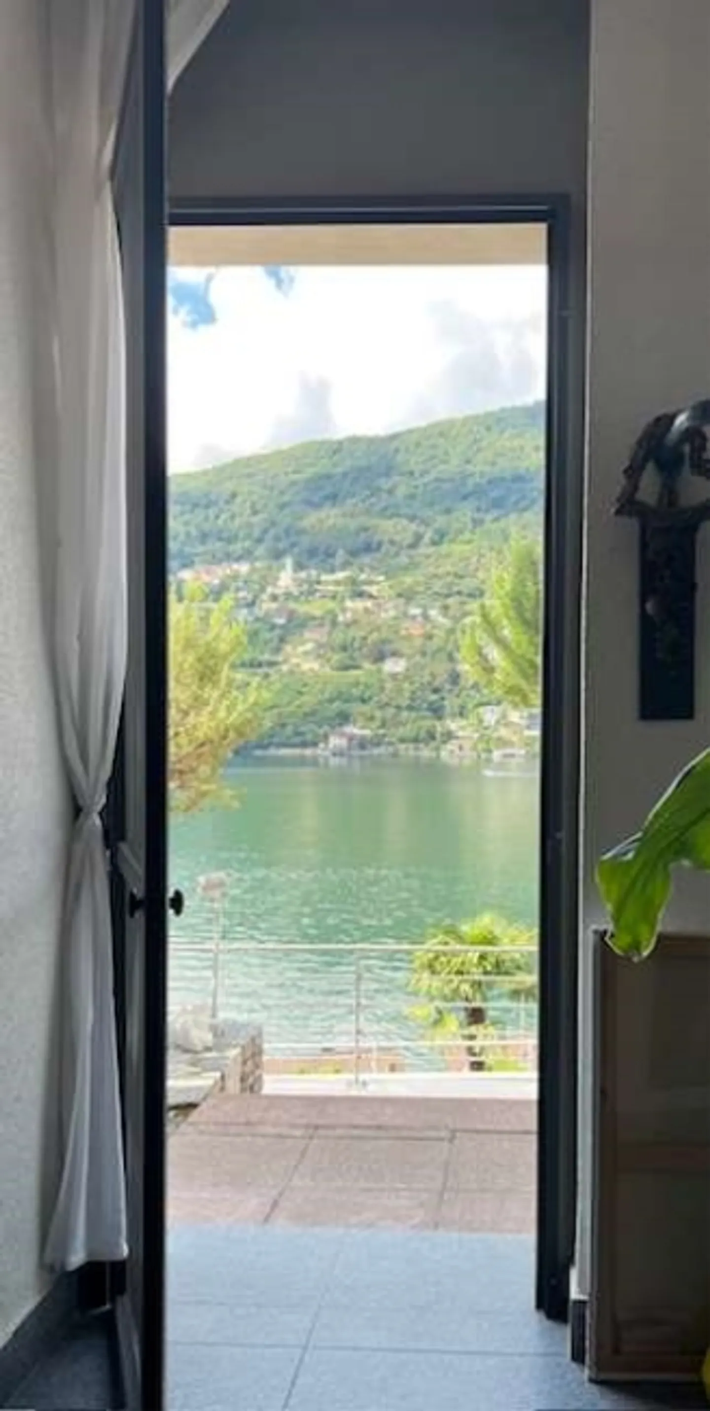 Villa moderne avec vue imprenable sur le lac et piscine - Photo 2 sur 20