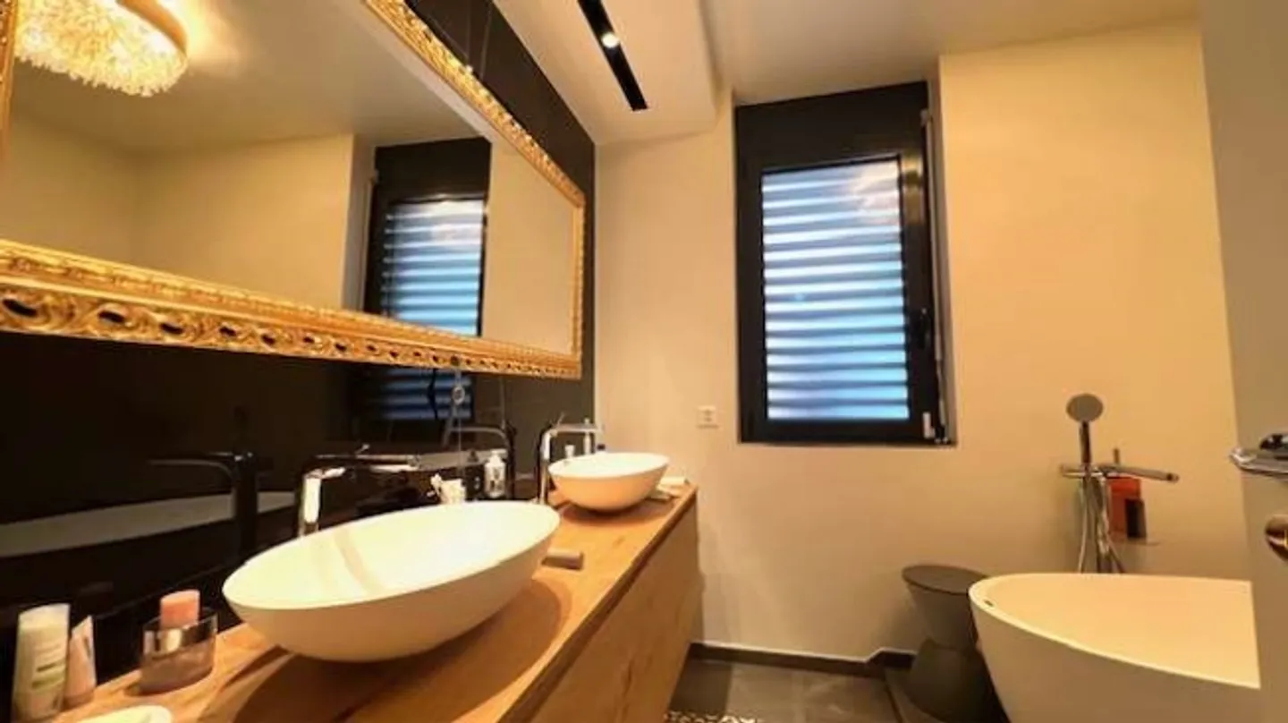 Villa moderne avec vue imprenable sur le lac et piscine - Photo 17 sur 20