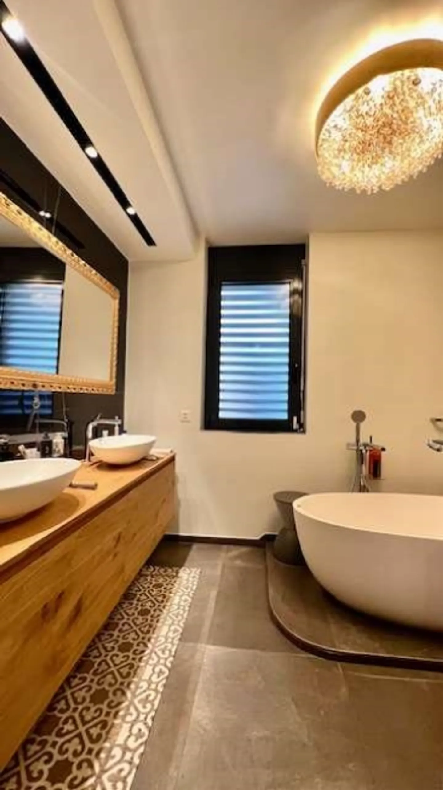 Villa moderne avec vue imprenable sur le lac et piscine - Photo 18 sur 20