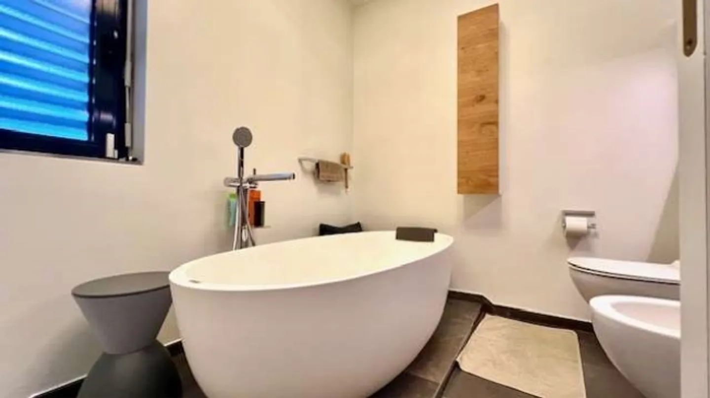 Villa moderne avec vue imprenable sur le lac et piscine - Photo 16 sur 20