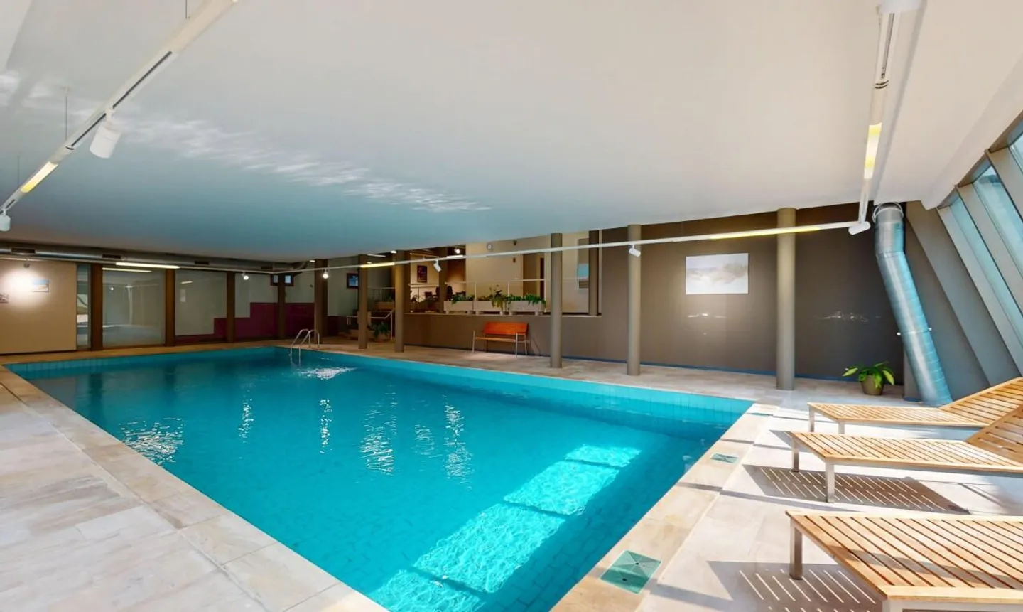 2,5 pièces en rez-de-jardin avec piscine intérieure - Photo 8 sur 11