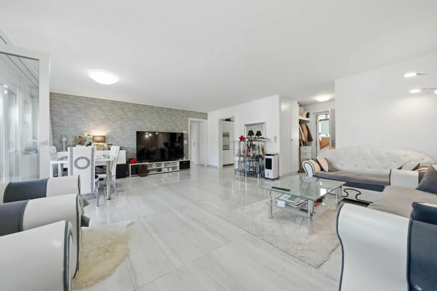 Luxury Apartment with Lake View - Photo 3 of 13