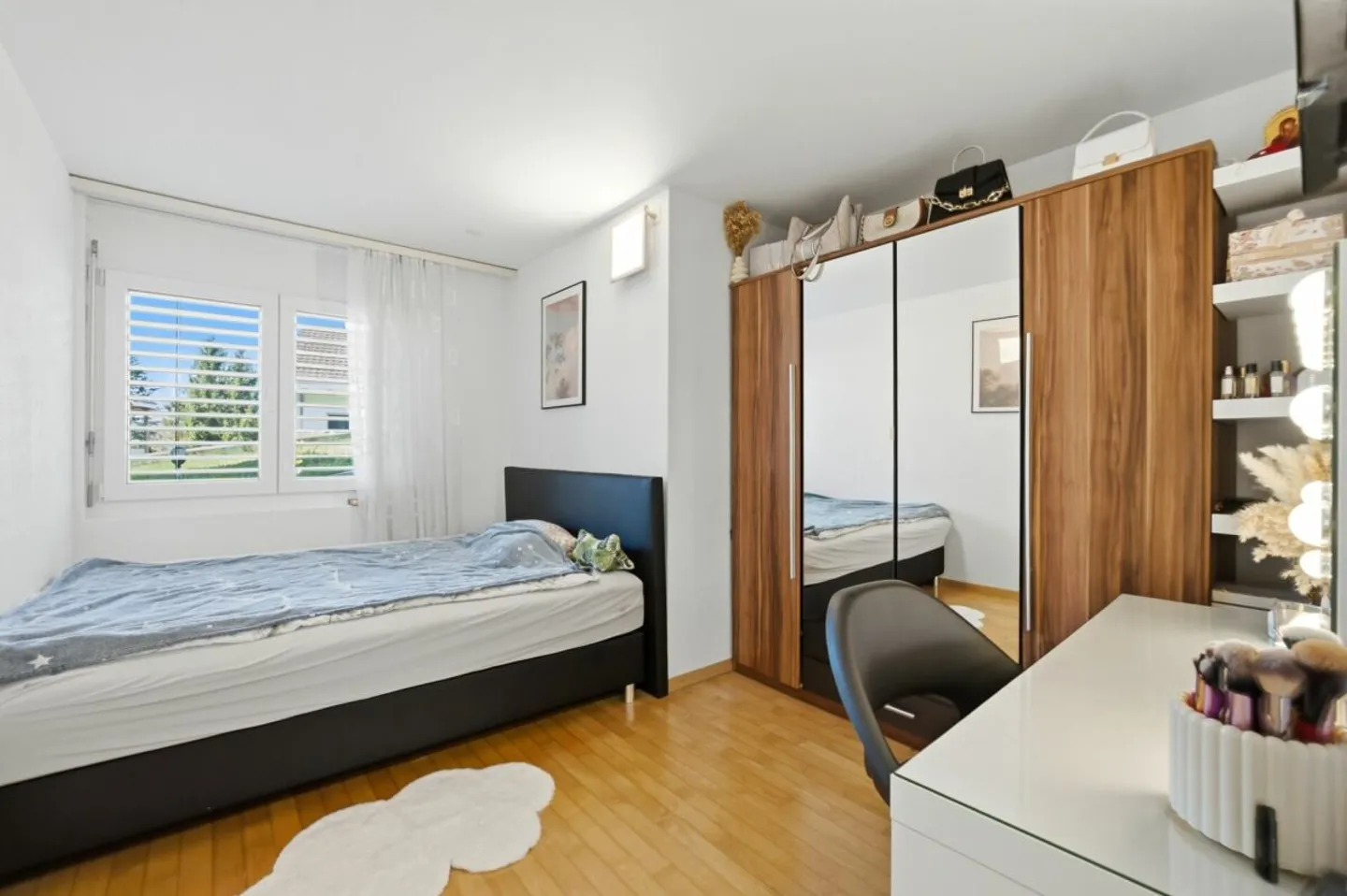 Luxury Apartment with Lake View - Photo 9 of 13