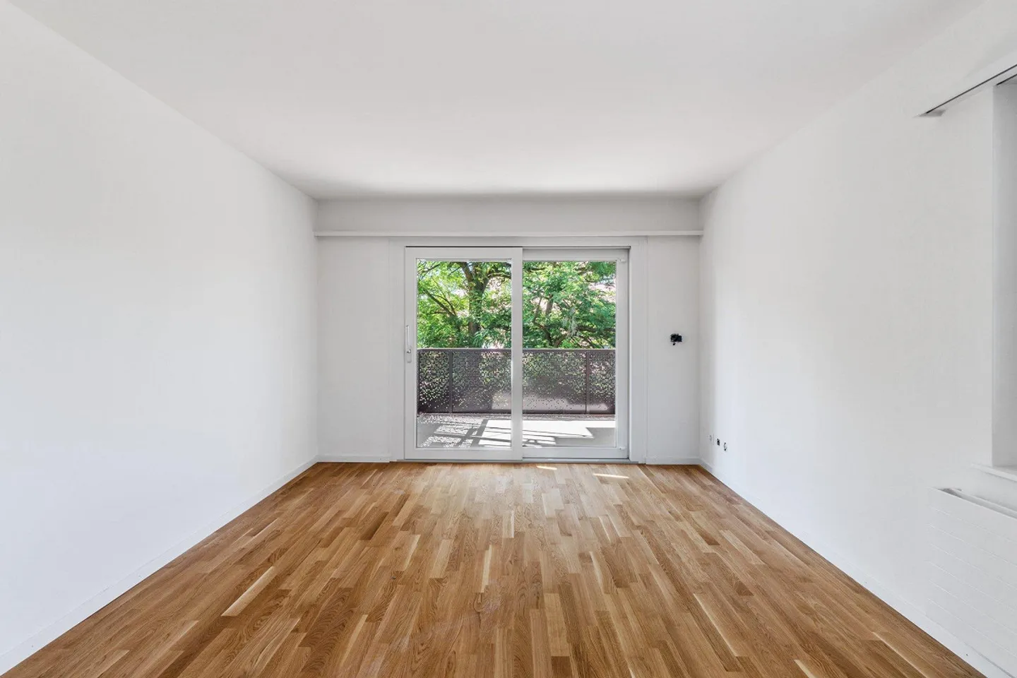 Modern Apartment with Terrace - Photo 3 of 7