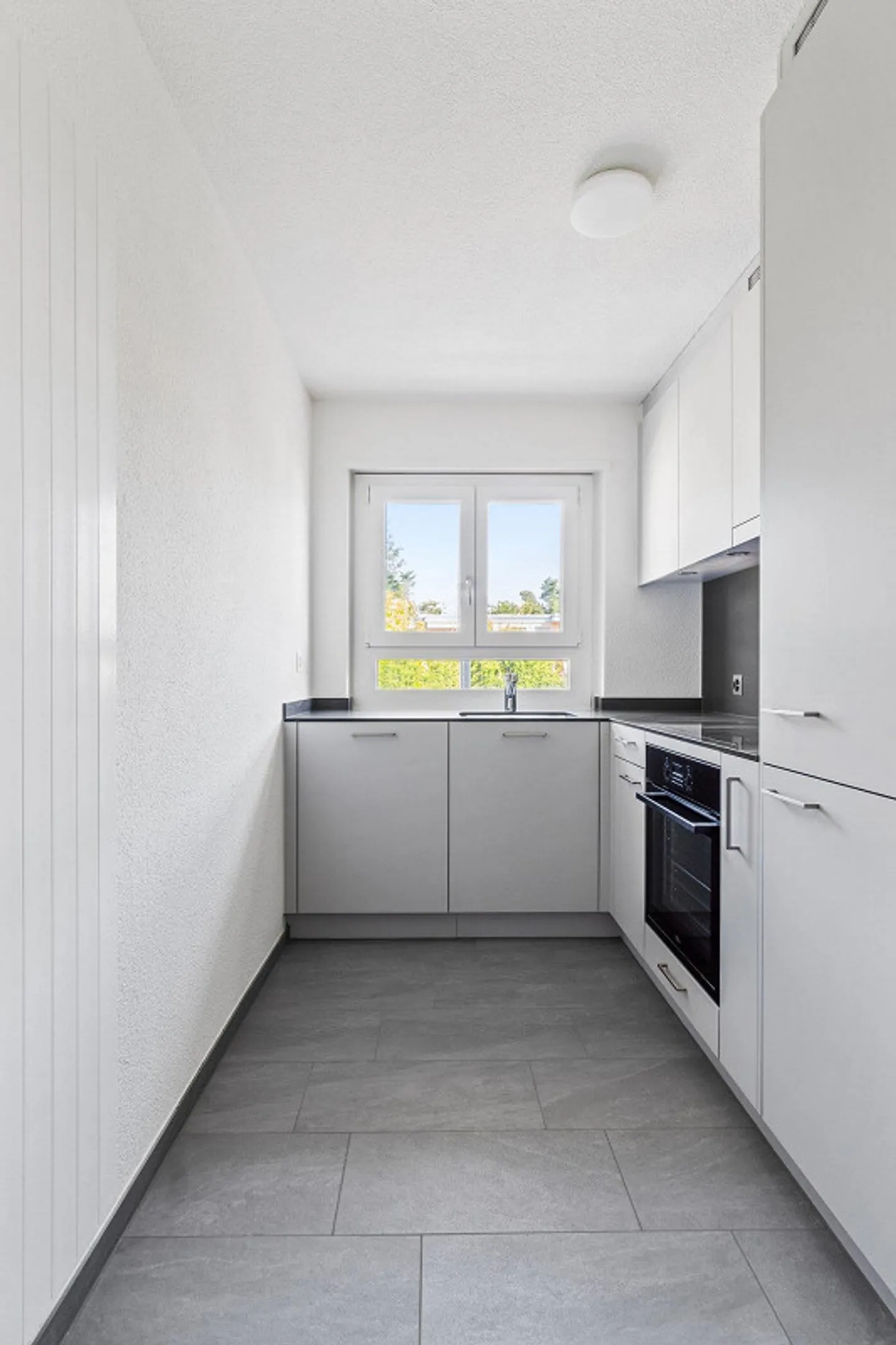 Modern Apartment with Terrace - Photo 4 of 7
