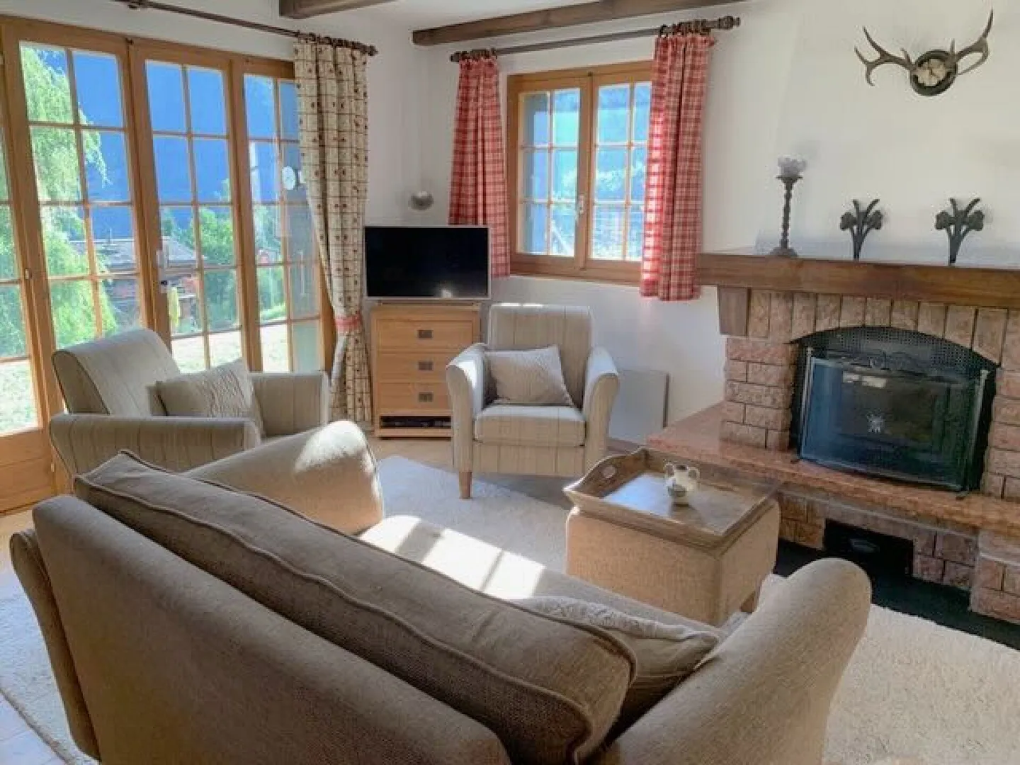 Charmant chalet 4.5 pces avec jardin, vendu meublé. - Photo 2 sur 13