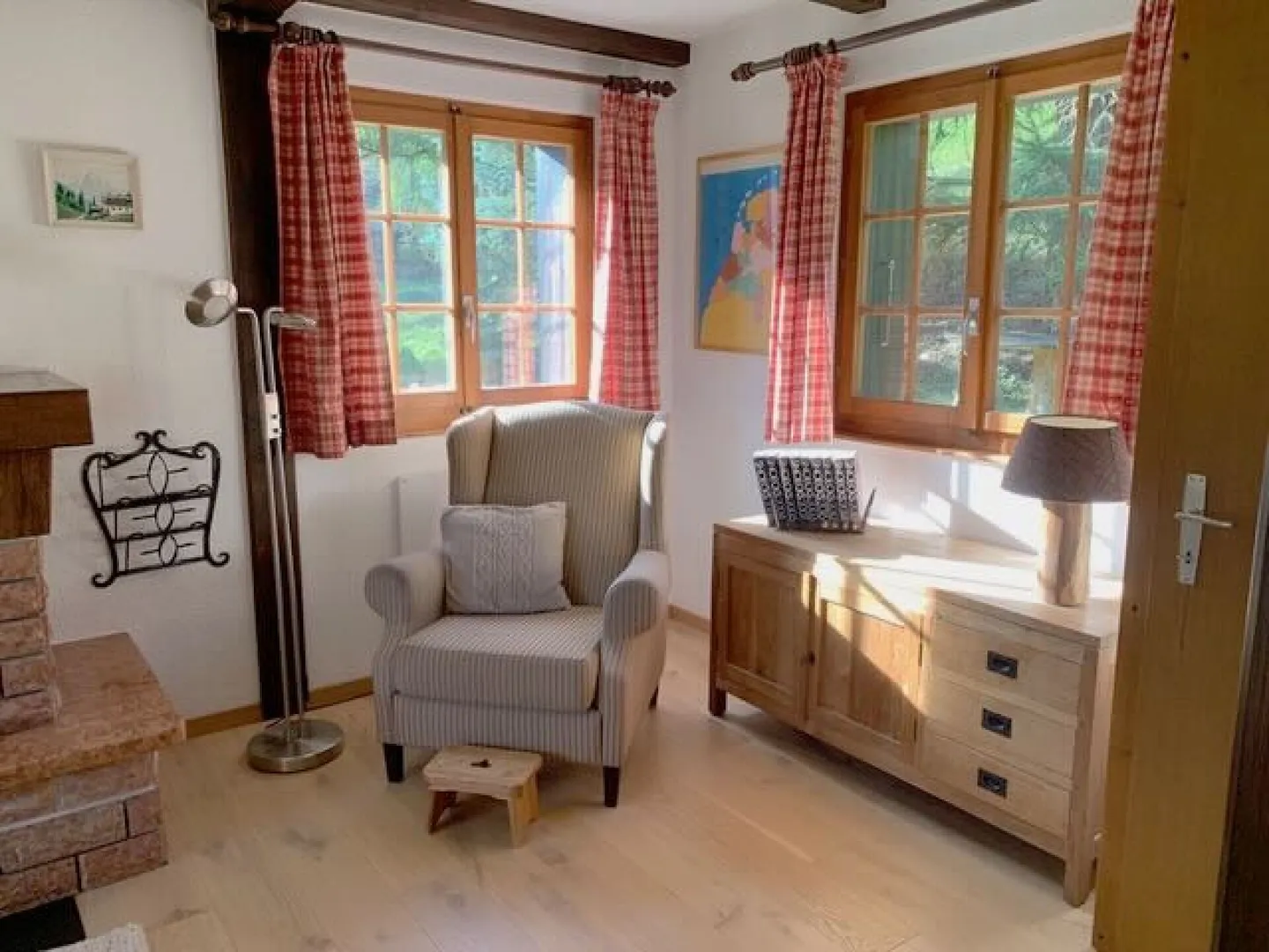 Charmant chalet 4.5 pces avec jardin, vendu meublé. - Photo 3 sur 13