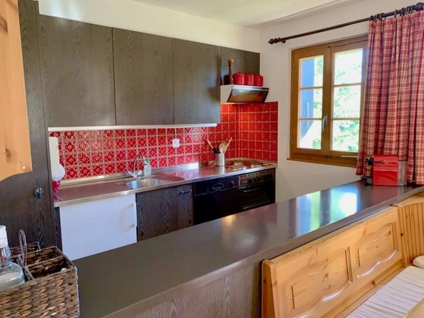 Charmant chalet 4.5 pces avec jardin, vendu meublé. - Photo 5 sur 13