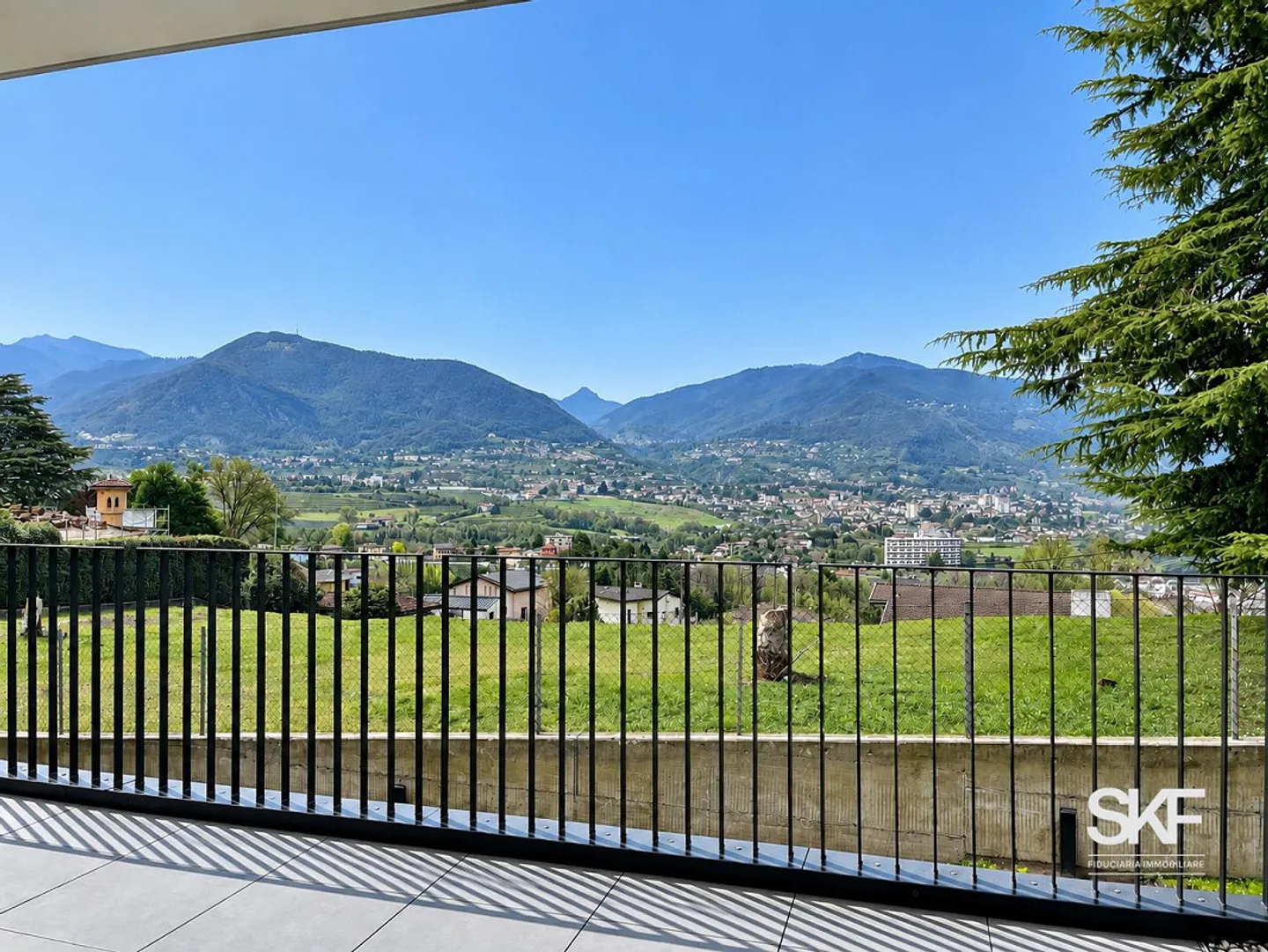 Appartamento moderno con grande terrazza - Foto 11 di 12