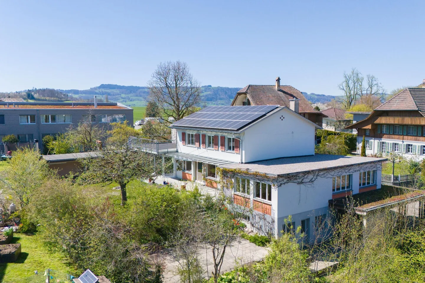 Spacious Property with B&B Potential - Living and Hosting Guests in the Gerzensee Region, at the Gateway to the Bernese Oberland - Photo 2 of 32