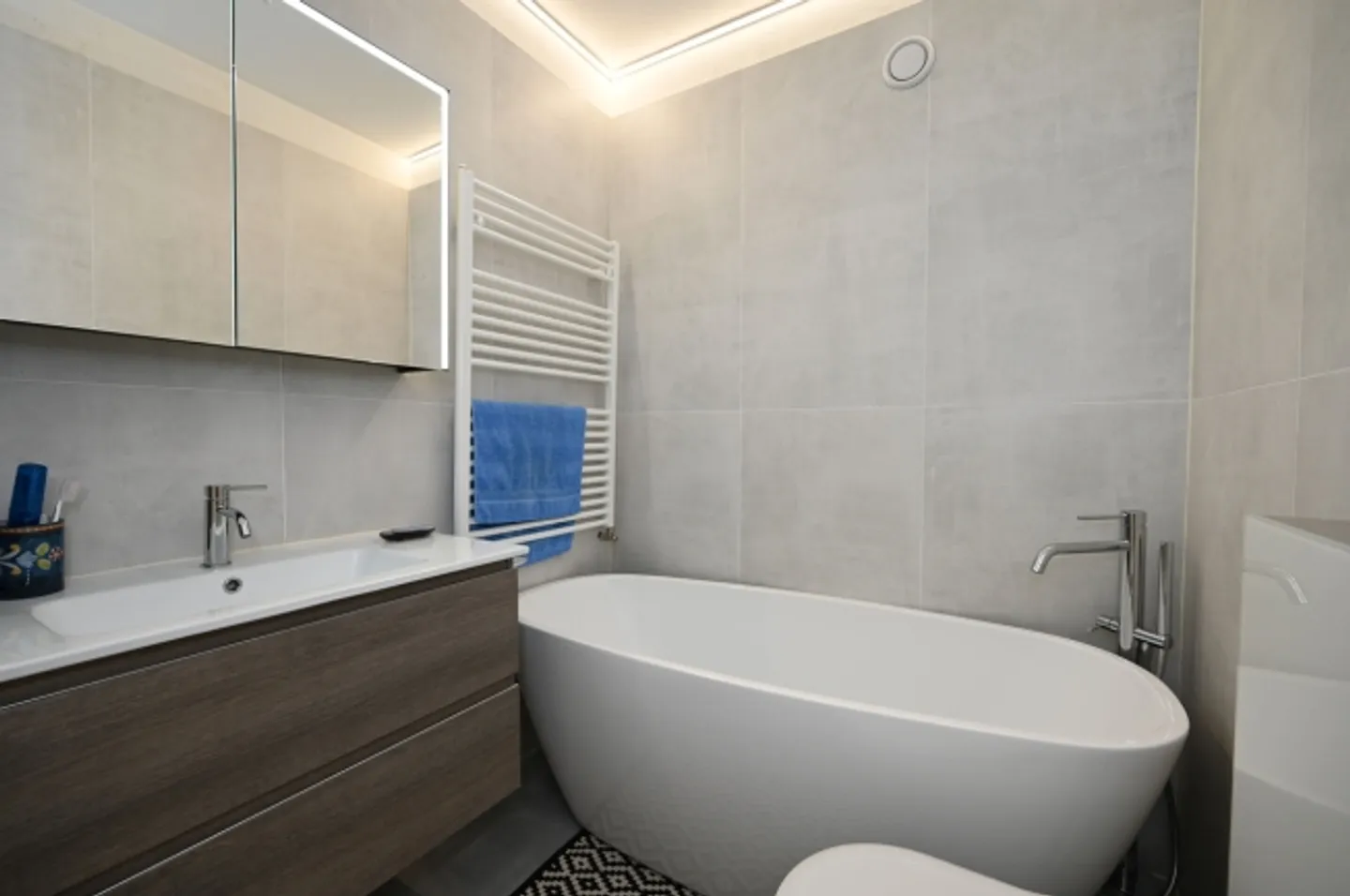 Penthouse avec grande terrasse et vue sur les montagnes environnantes - Photo 10 sur 18