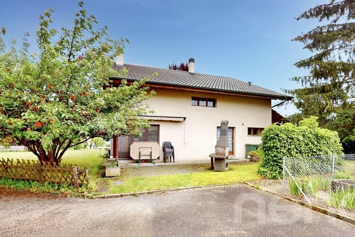 Family villa full of potential - Photo 7 of 13