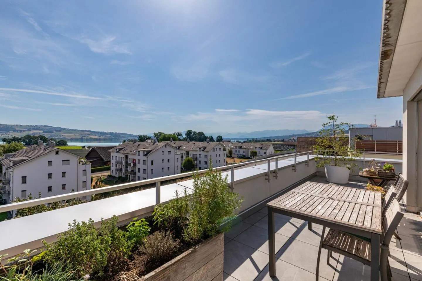 Terrassenparadies mit See- und Bergsicht - Foto 1 von 10