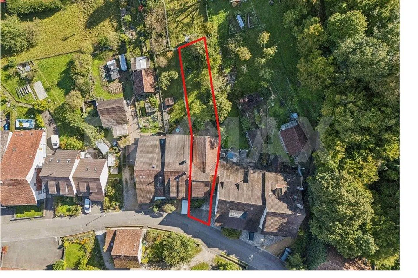 Affascinante e storico / 4 camere REFH da ristrutturare con grande giardino - Foto 2 di 13