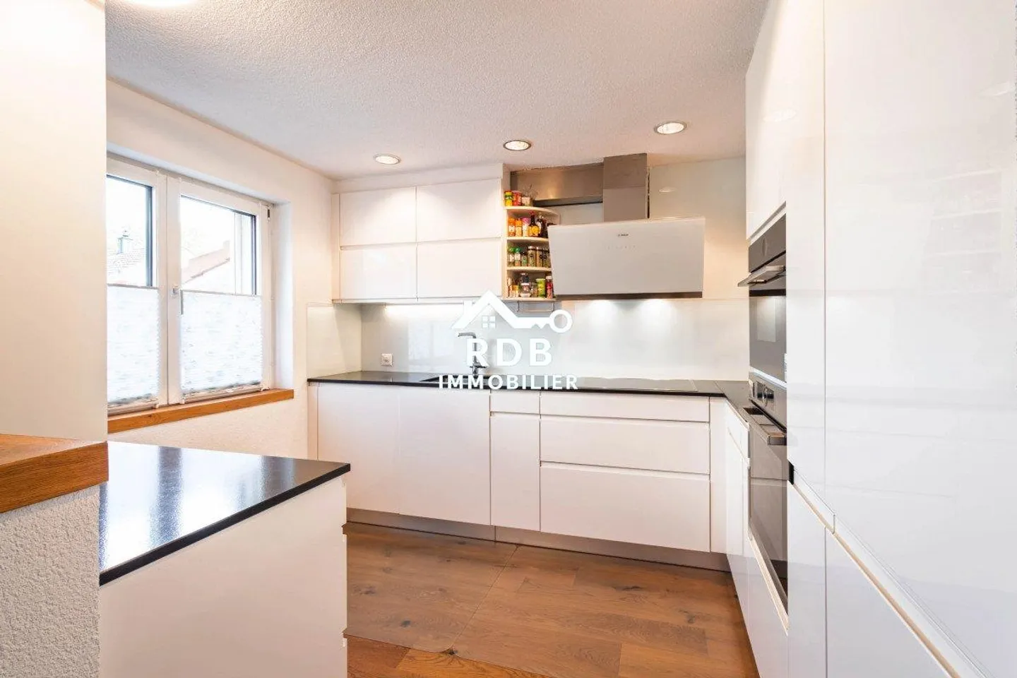 Spacious Family Apartment with Garden - Photo 3 of 12