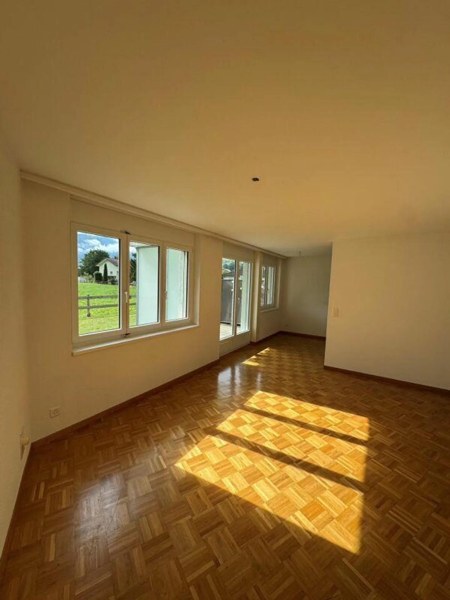 Bright 3-room apartment with cozy garden seating area - Photo 3 of 9