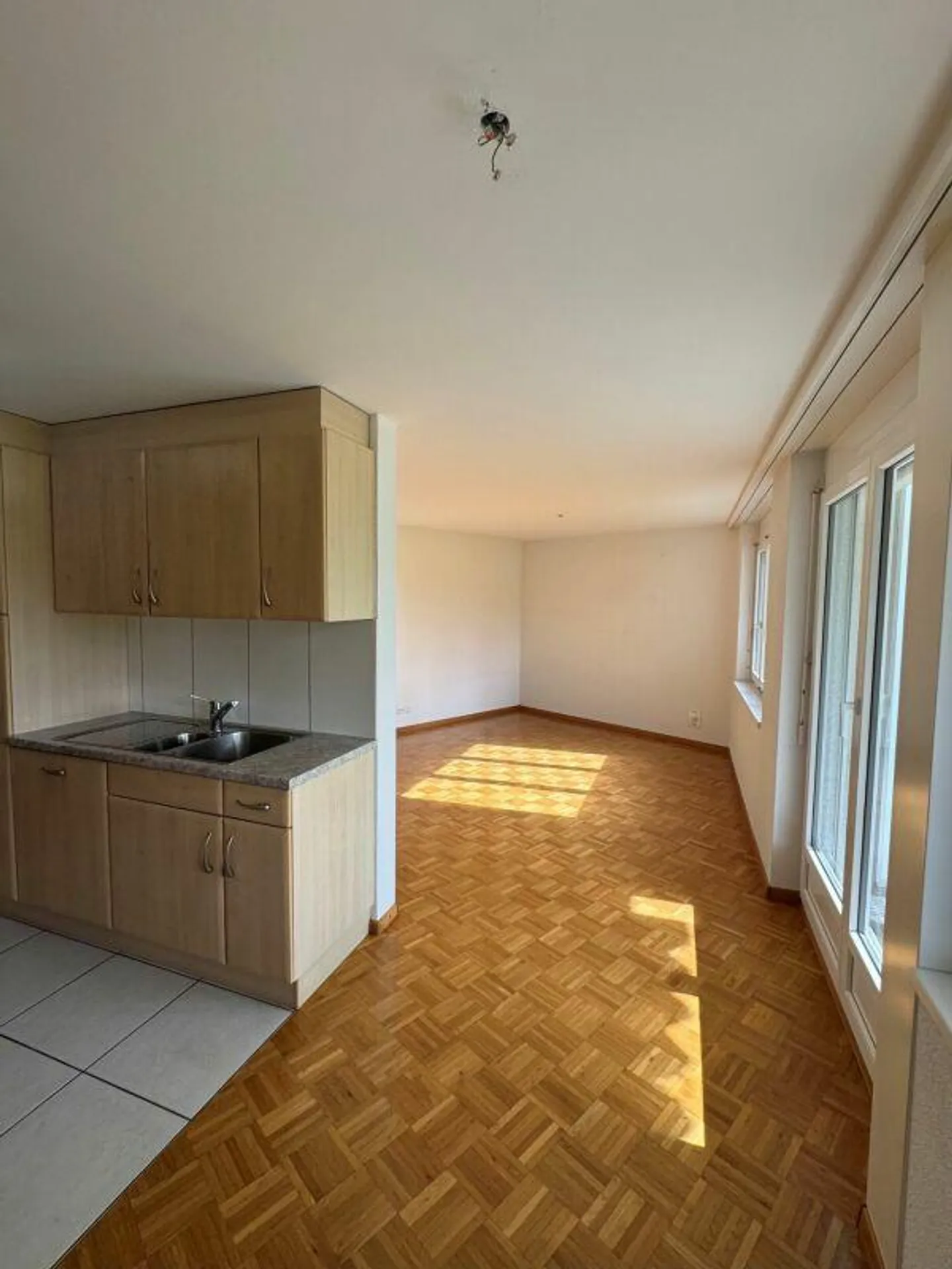 Bright 3-room apartment with cozy garden seating area - Photo 4 of 9