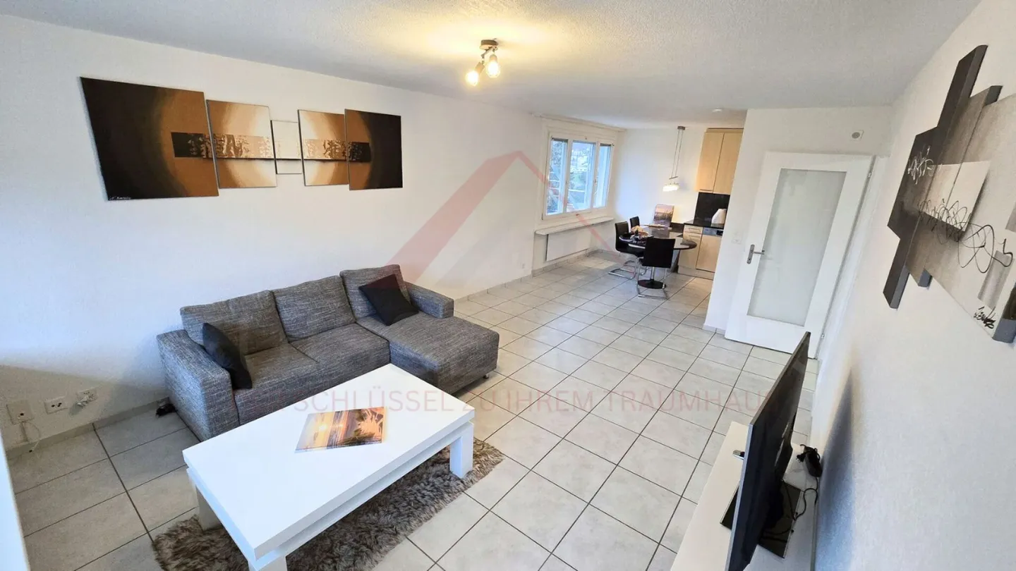 Appartement spacieux de 4,5 pièces au 5ème étage avec balcon ensoleillé et fort potentiel de développement à Trimbach - Photo 1 sur 21