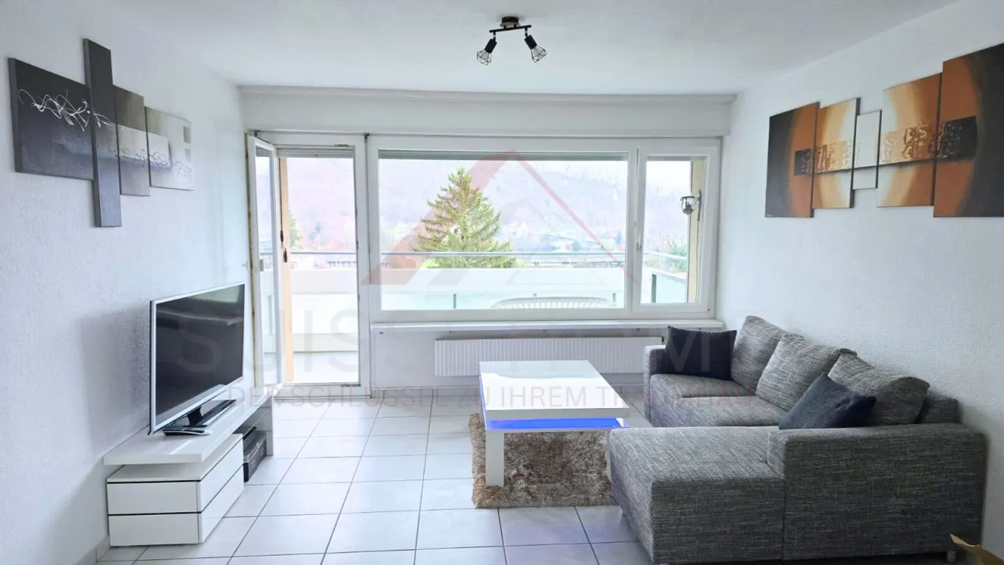 Appartement spacieux de 4,5 pièces au 5ème étage avec balcon ensoleillé et fort potentiel de développement à Trimbach - Photo 2 sur 21