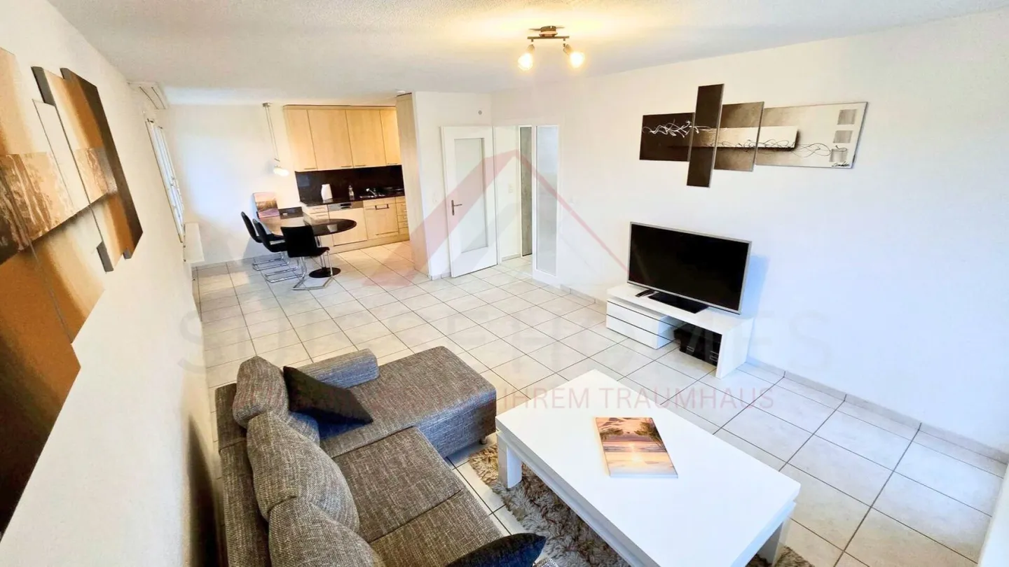 Appartement spacieux de 4,5 pièces au 5ème étage avec balcon ensoleillé et fort potentiel de développement à Trimbach - Photo 3 sur 21