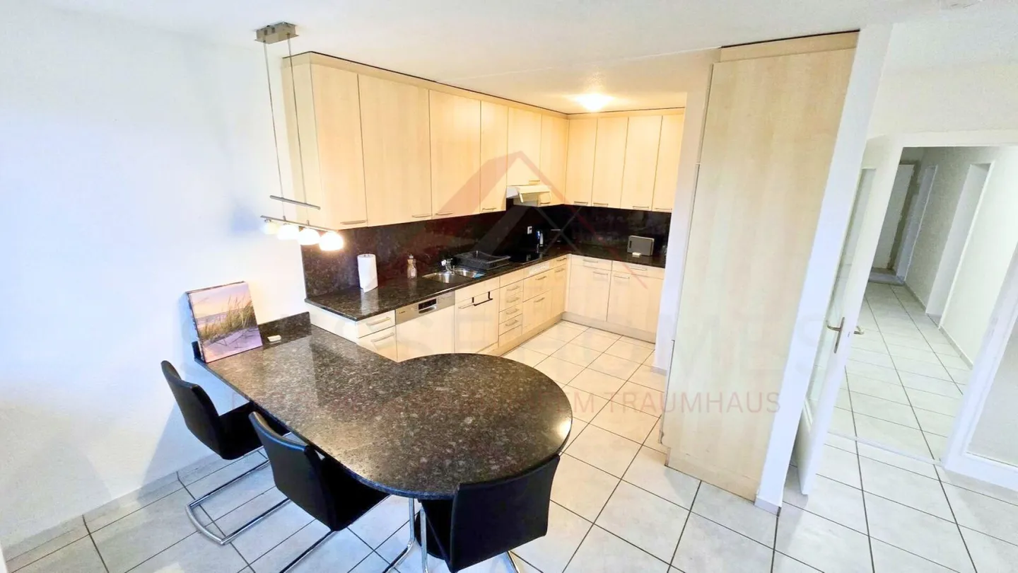 Appartement spacieux de 4,5 pièces au 5ème étage avec balcon ensoleillé et fort potentiel de développement à Trimbach - Photo 6 sur 21