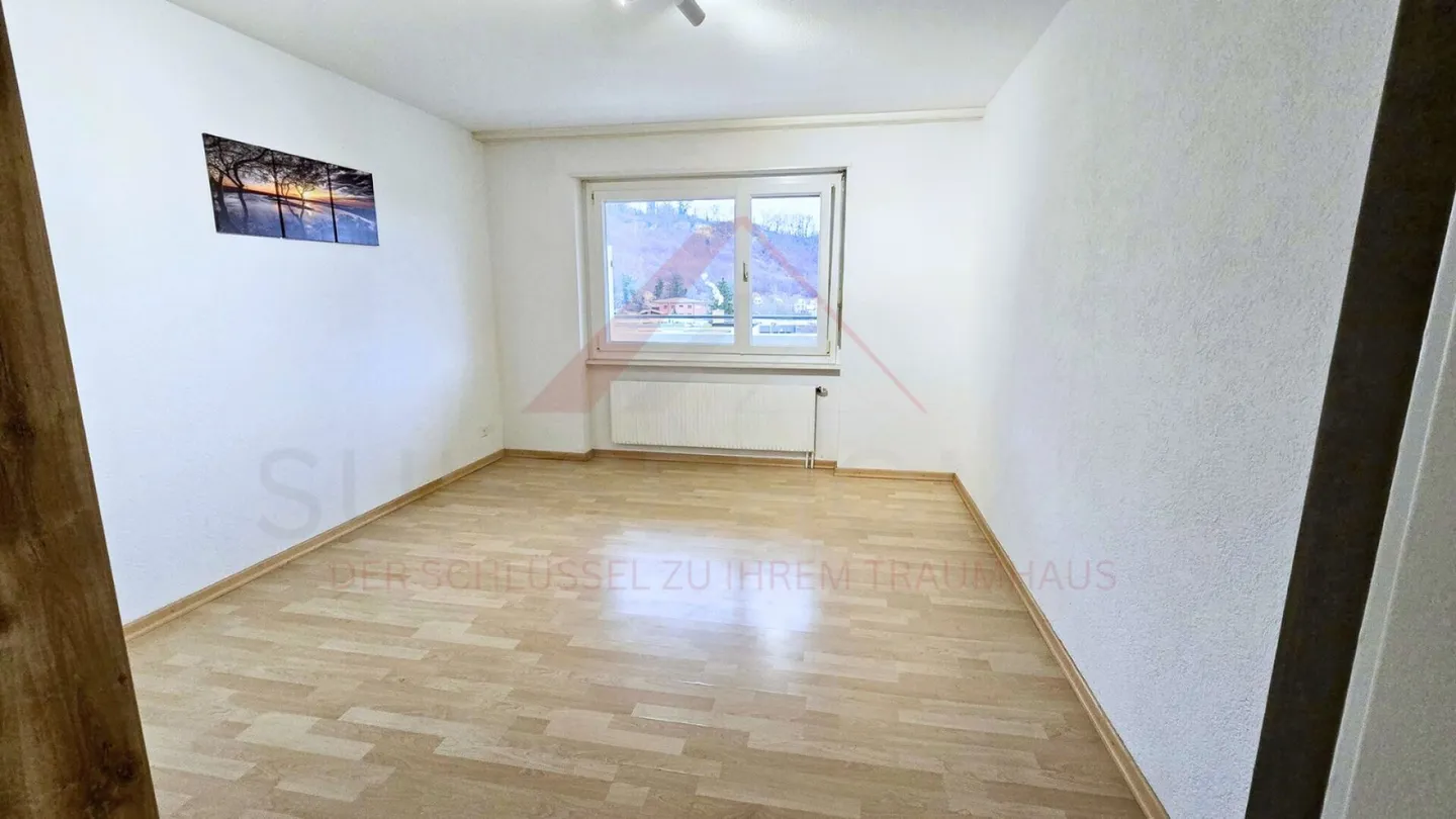 Appartement spacieux de 4,5 pièces au 5ème étage avec balcon ensoleillé et fort potentiel de développement à Trimbach - Photo 8 sur 21