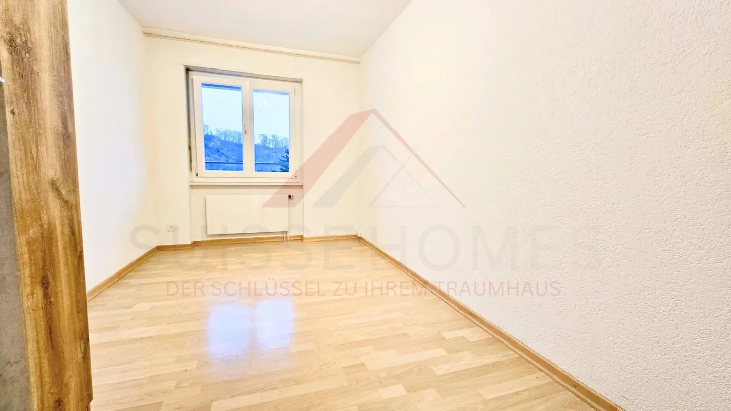 Appartement spacieux de 4,5 pièces au 5ème étage avec balcon ensoleillé et fort potentiel de développement à Trimbach - Photo 10 sur 21
