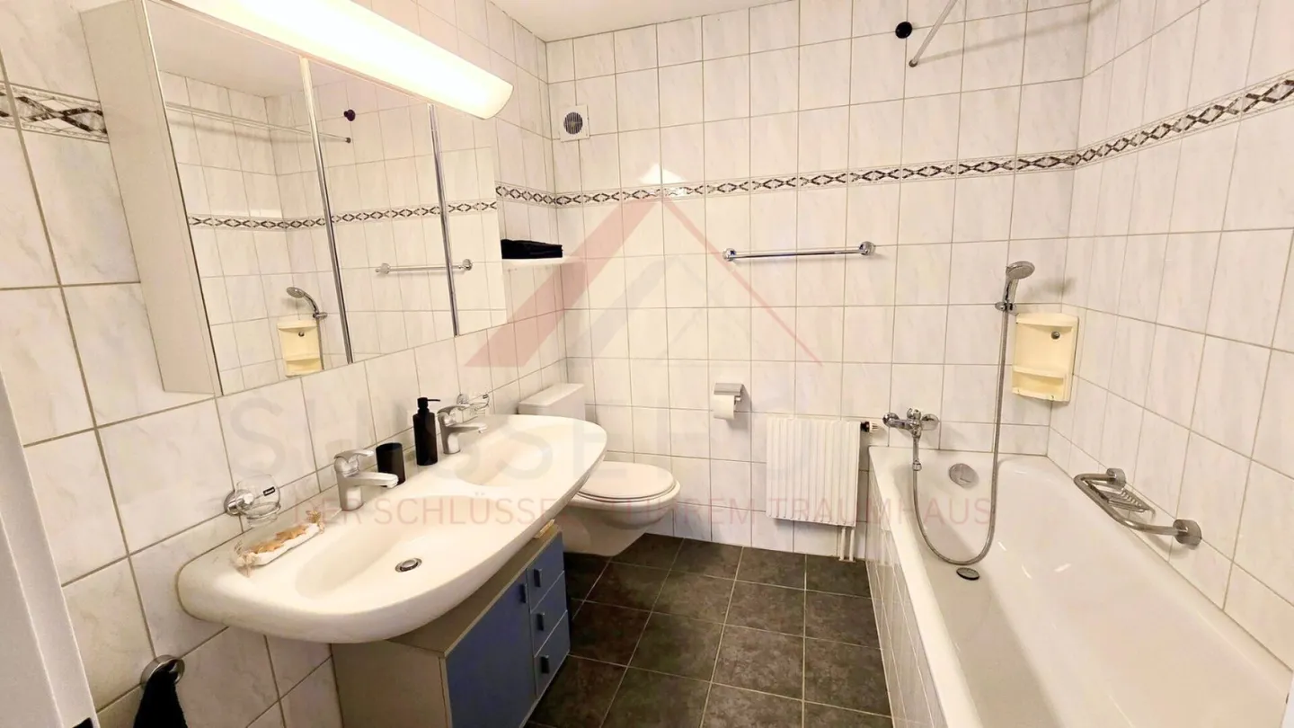 Appartement spacieux de 4,5 pièces au 5ème étage avec balcon ensoleillé et fort potentiel de développement à Trimbach - Photo 14 sur 21