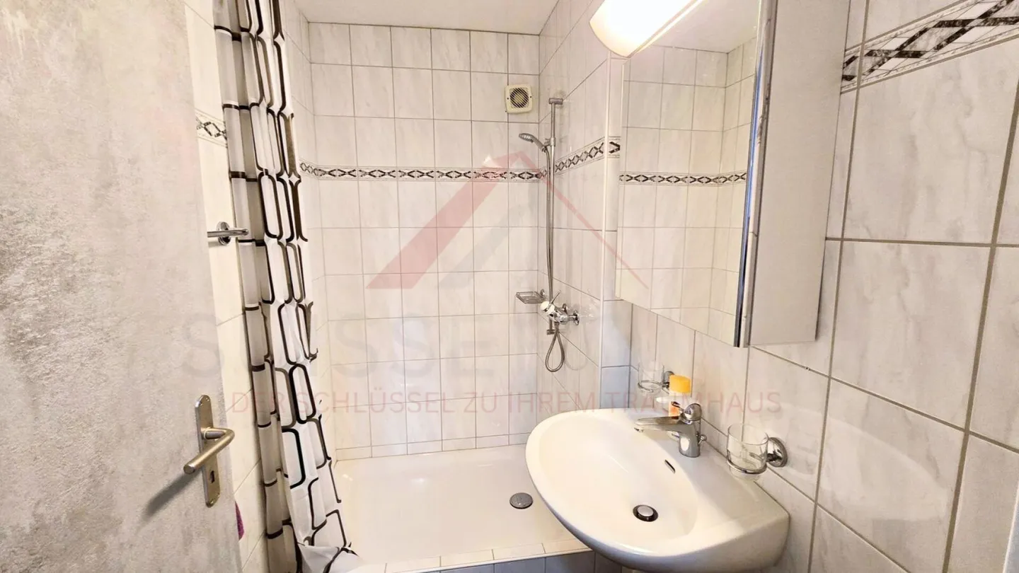 Appartement spacieux de 4,5 pièces au 5ème étage avec balcon ensoleillé et fort potentiel de développement à Trimbach - Photo 15 sur 21