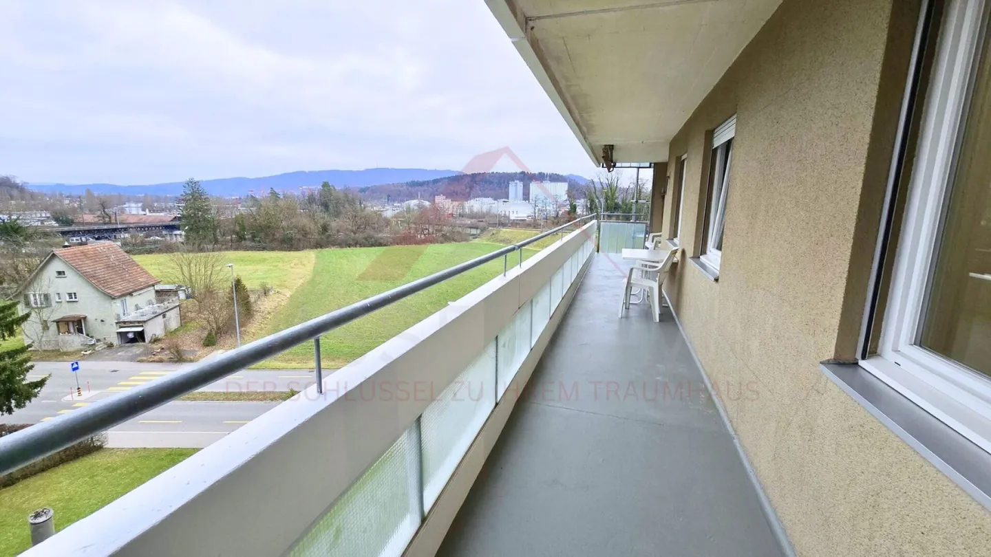 Appartement spacieux de 4,5 pièces au 5ème étage avec balcon ensoleillé et fort potentiel de développement à Trimbach - Photo 16 sur 21