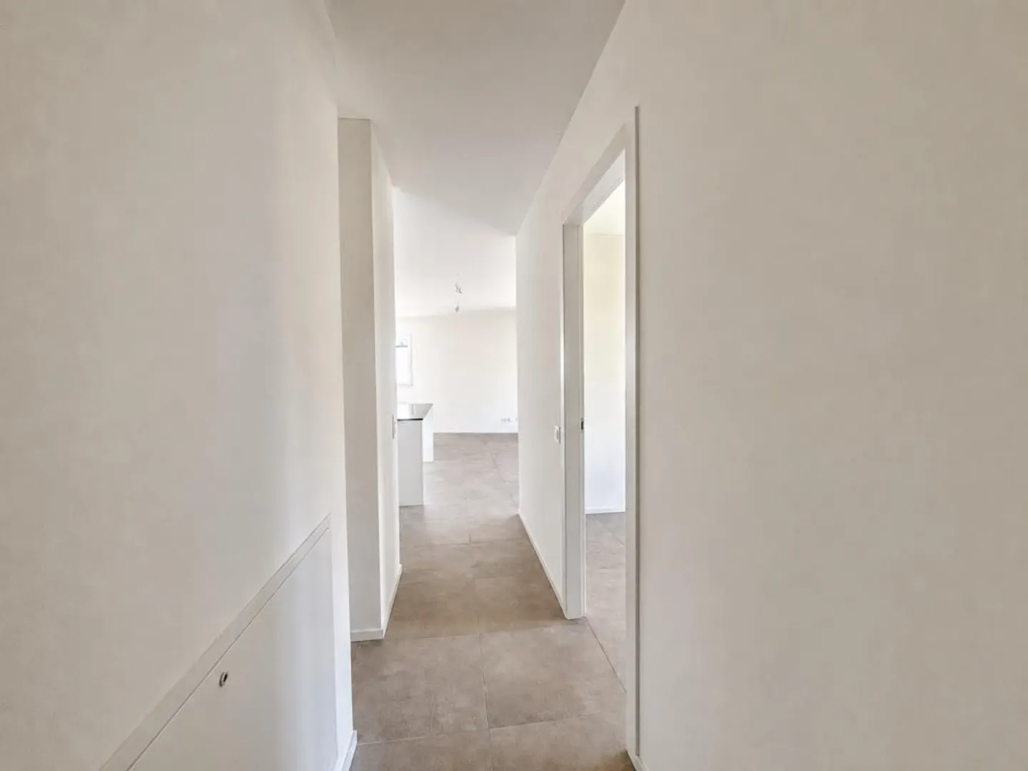 Appartamento moderno con grande terrazza - Foto 4 di 5
