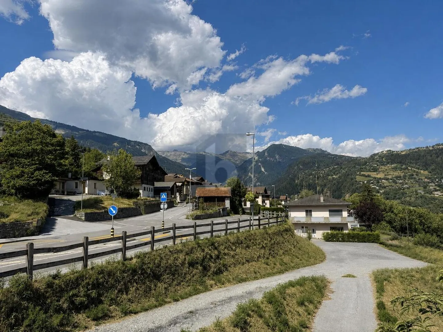 DACHGESCHOSS MIT BALKON UND AUSBAUBAREM DACHBODEN - Foto 1 von 6