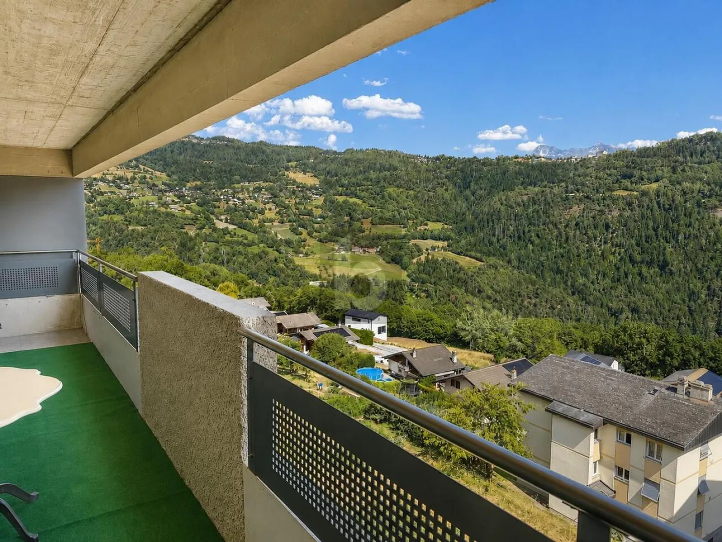 DACHGESCHOSS MIT BALKON UND AUSBAUBAREM DACHBODEN - Foto 3 von 6