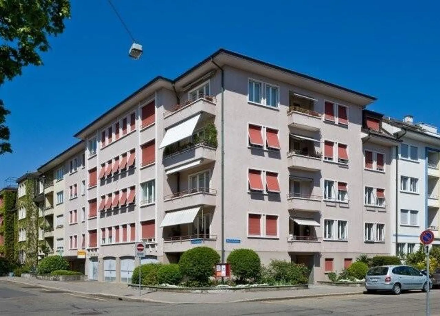 Uso versatile: Ex locali postali nel quartiere di Bachletten - Foto 1 di 7