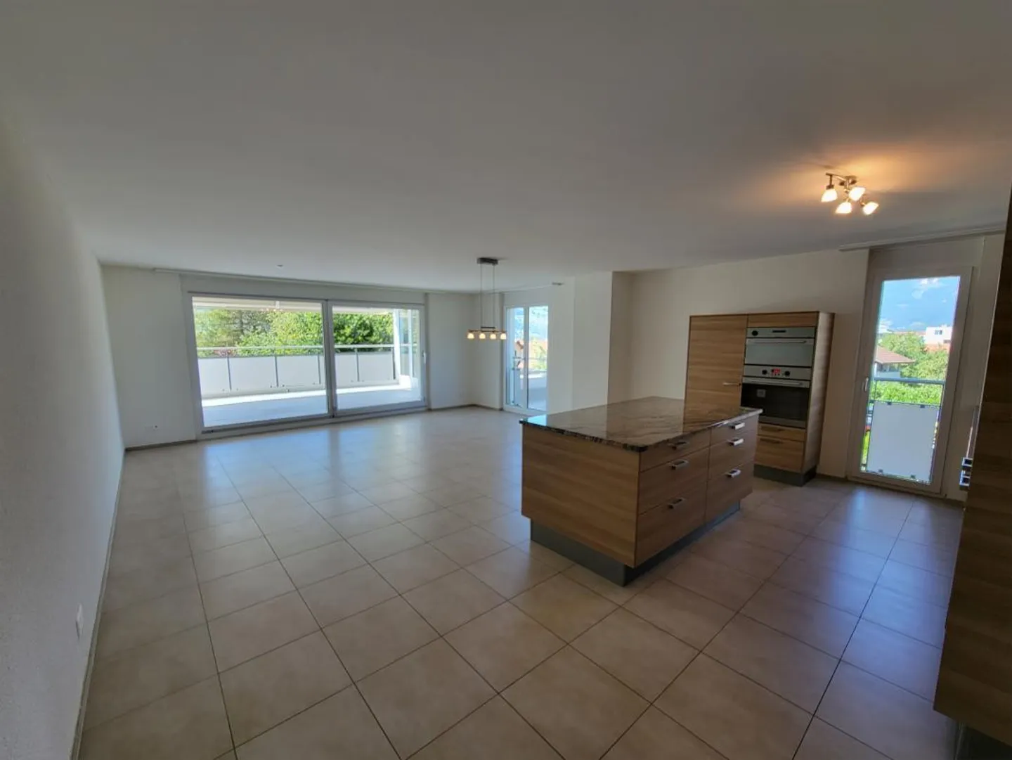 Appartement moderne avec grand balcon - Photo 1 sur 16