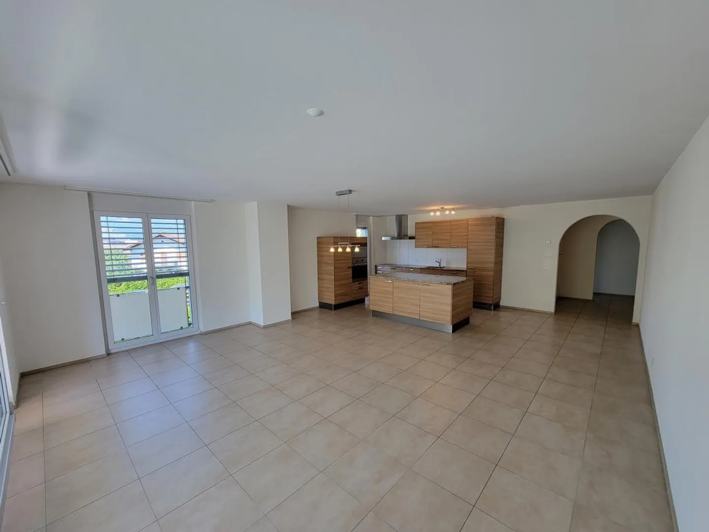 Appartement moderne avec grand balcon - Photo 2 sur 16