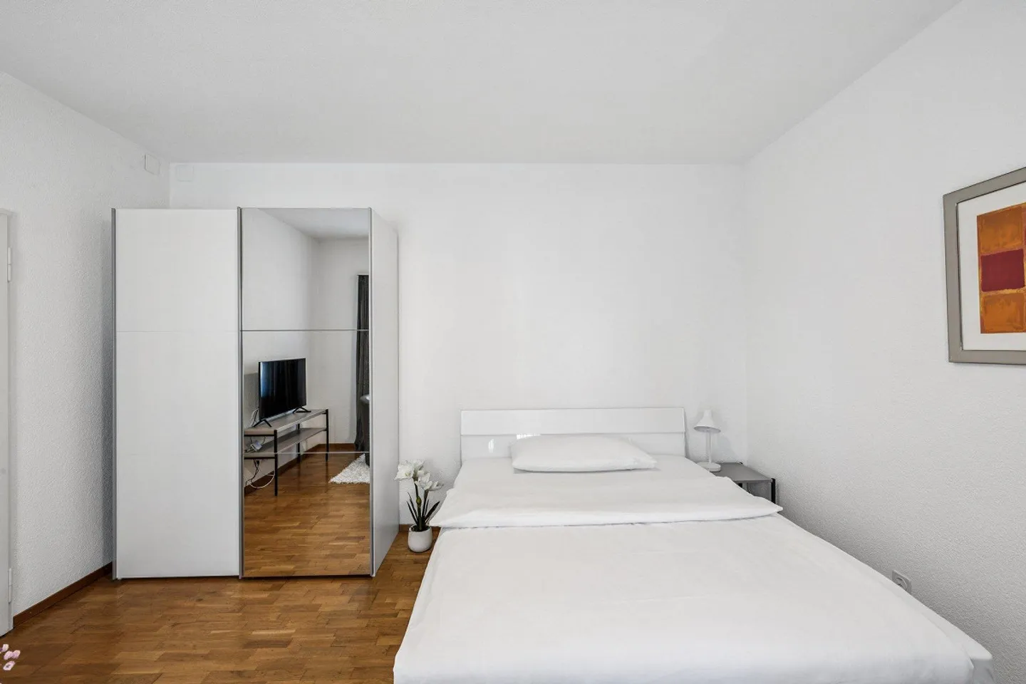 Furnished 1.5-room apartment with service in the center of Biel/Bienne - Photo 4 of 11