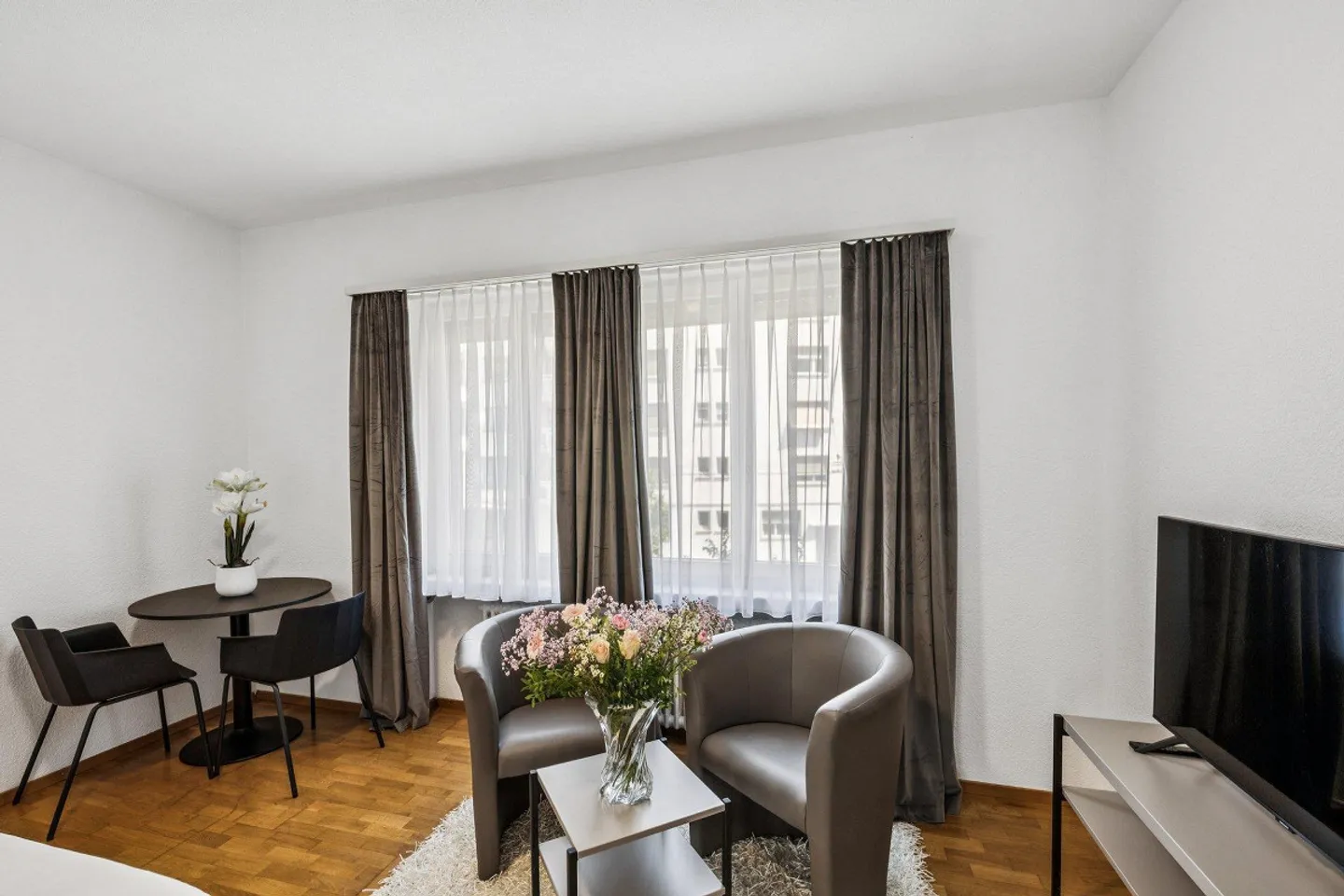 Furnished 1.5-room apartment with service in the center of Biel/Bienne - Photo 2 of 11