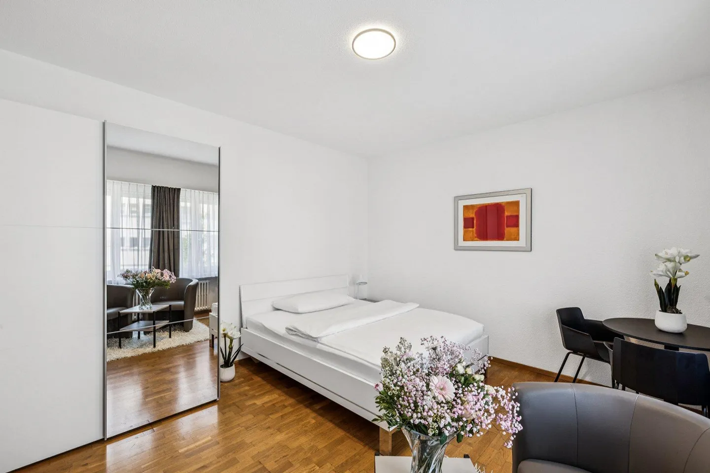 Furnished 1.5-room apartment with service in the center of Biel/Bienne - Photo 3 of 11