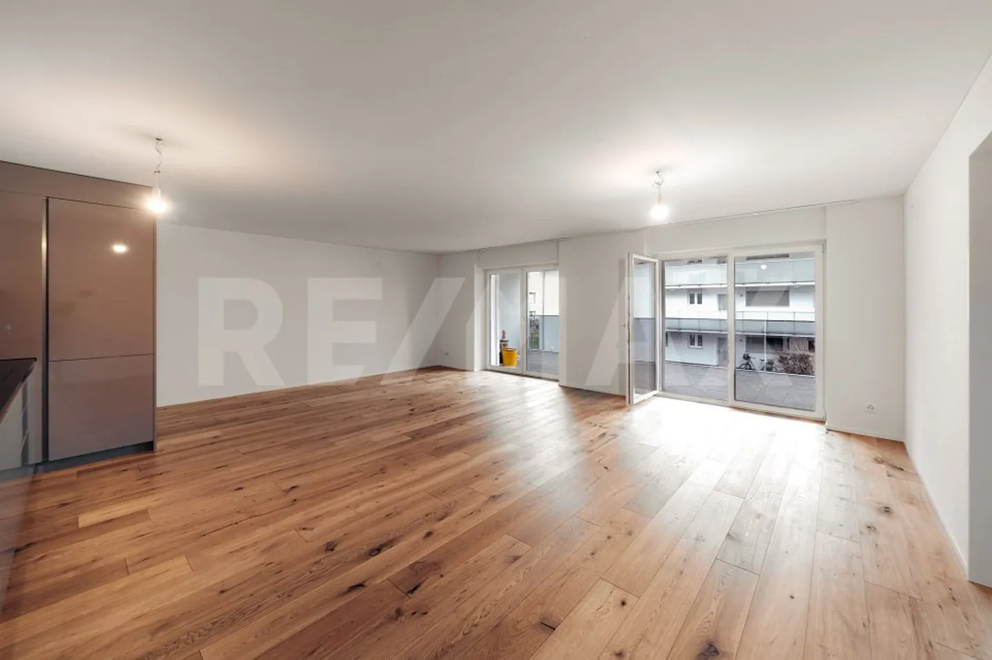 Appartement moderne de 4,5 pièces avec 134 m² et grand balcon, entièrement rénové, situé au centre de Kloten - Photo 1 sur 13