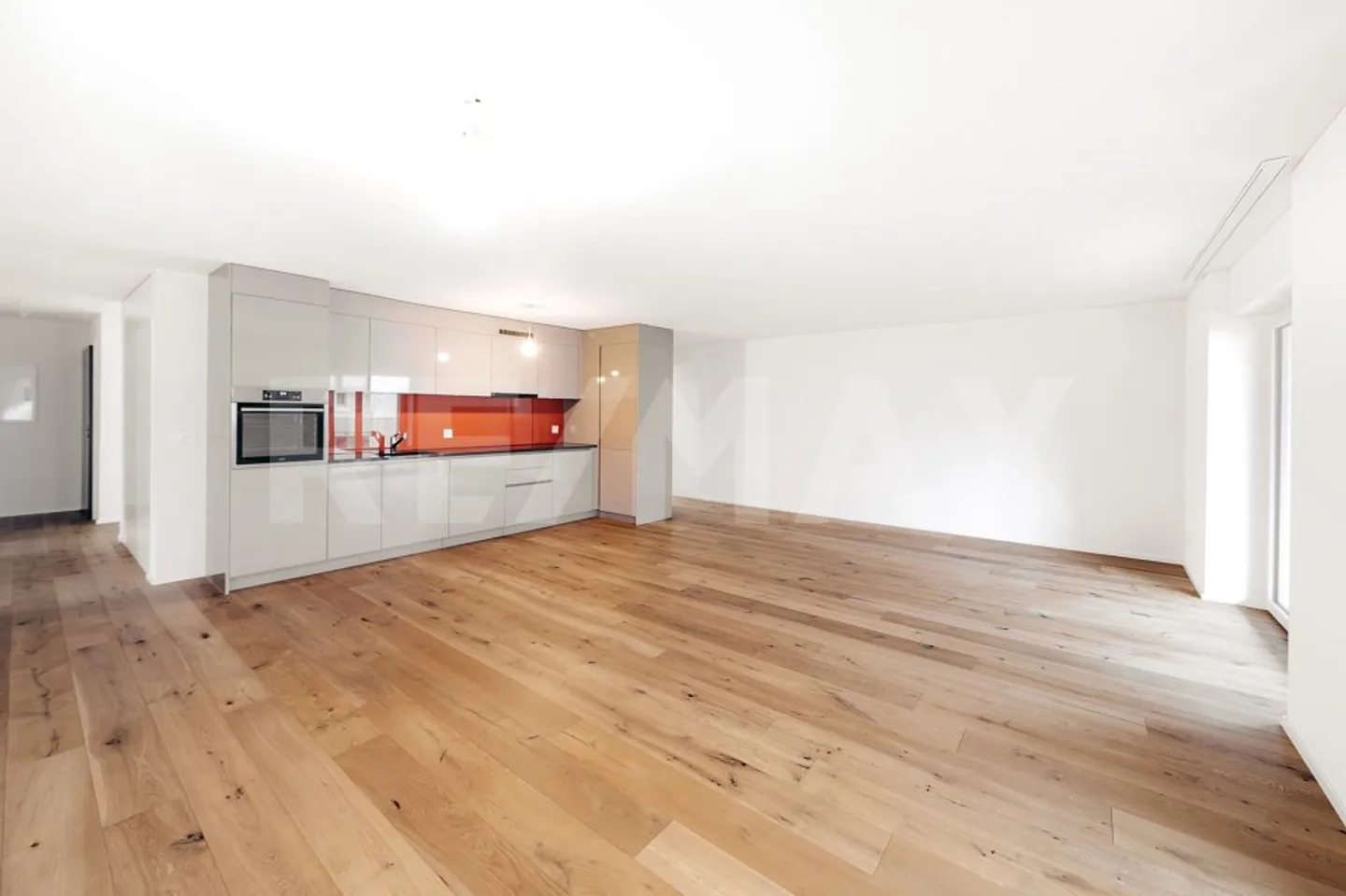 Appartement moderne de 4,5 pièces avec 134 m² et grand balcon, entièrement rénové, situé au centre de Kloten - Photo 2 sur 13