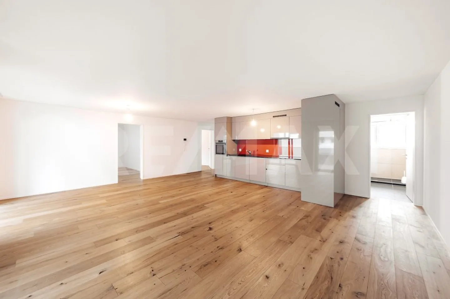 Appartement moderne de 4,5 pièces avec 134 m² et grand balcon, entièrement rénové, situé au centre de Kloten - Photo 3 sur 13