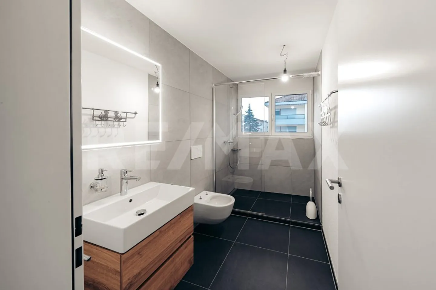 Appartement moderne de 4,5 pièces avec 134 m² et grand balcon, entièrement rénové, situé au centre de Kloten - Photo 7 sur 13