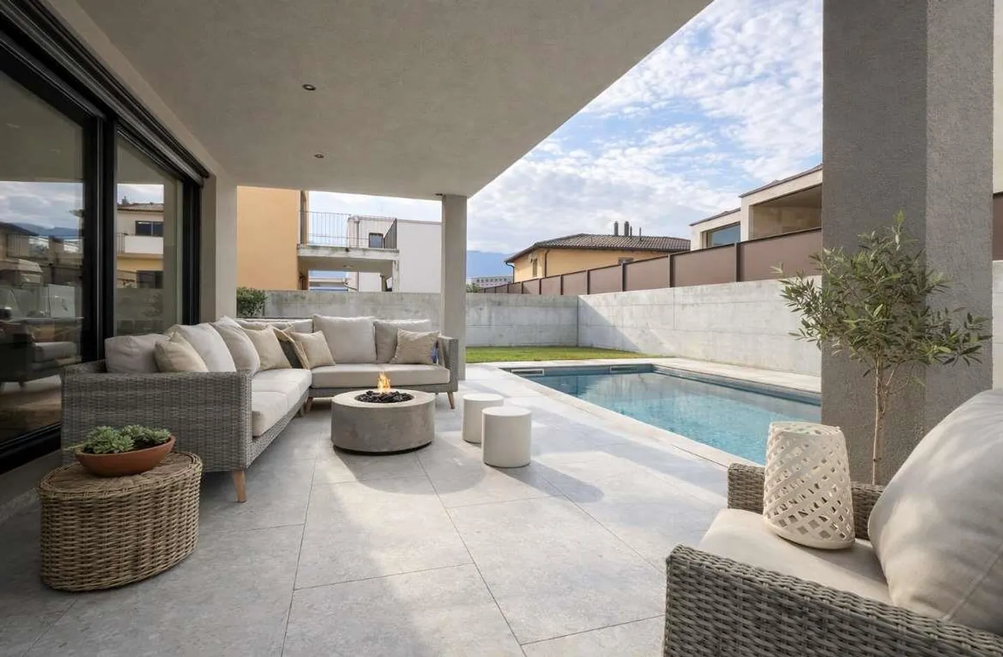 Elegante villa con alto standard, giardino e piscina - Foto 2 di 13