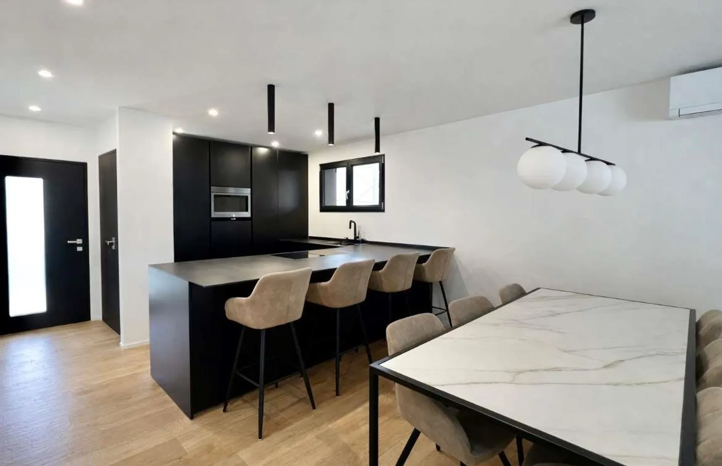 Elegante villa con alto standard, giardino e piscina - Foto 4 di 13