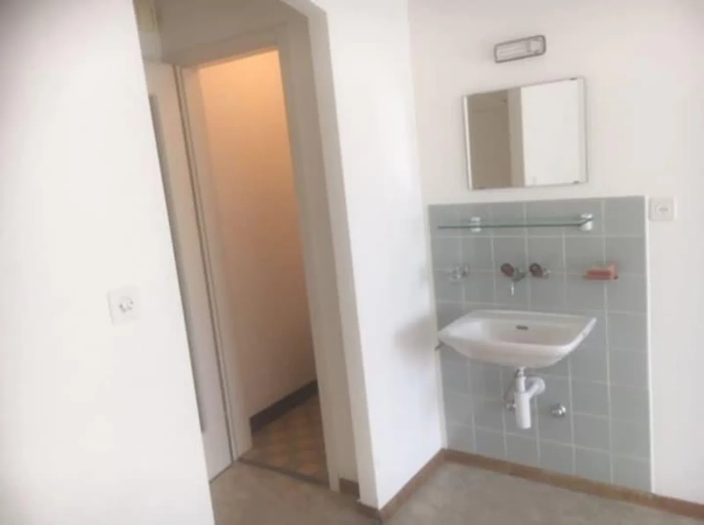 Small studio for rent (atelier, office, storage, or craft room) - Photo 3 of 4