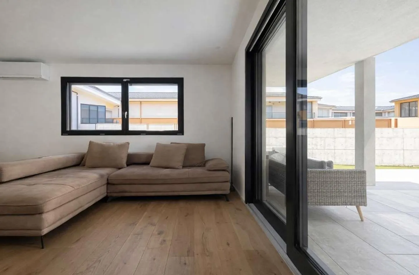 Elegante villa con alto standard, giardino e piscina - Foto 9 di 13