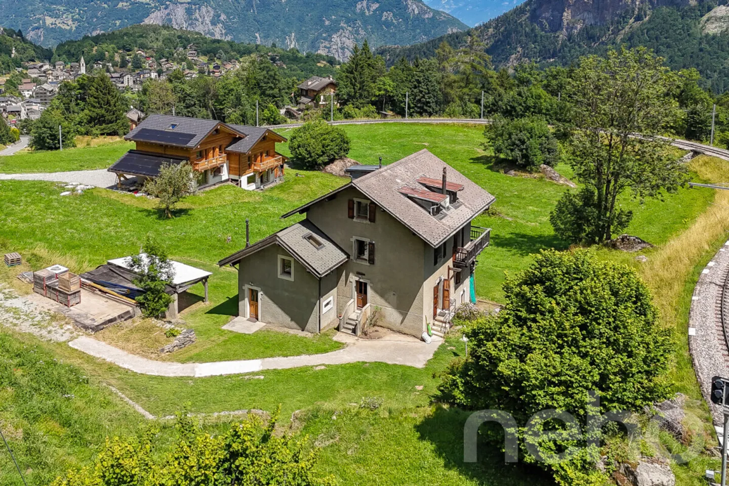 Esclusività: Casa familiare con 2 appartamenti e uno studio a Salvan - Foto 2 di 13