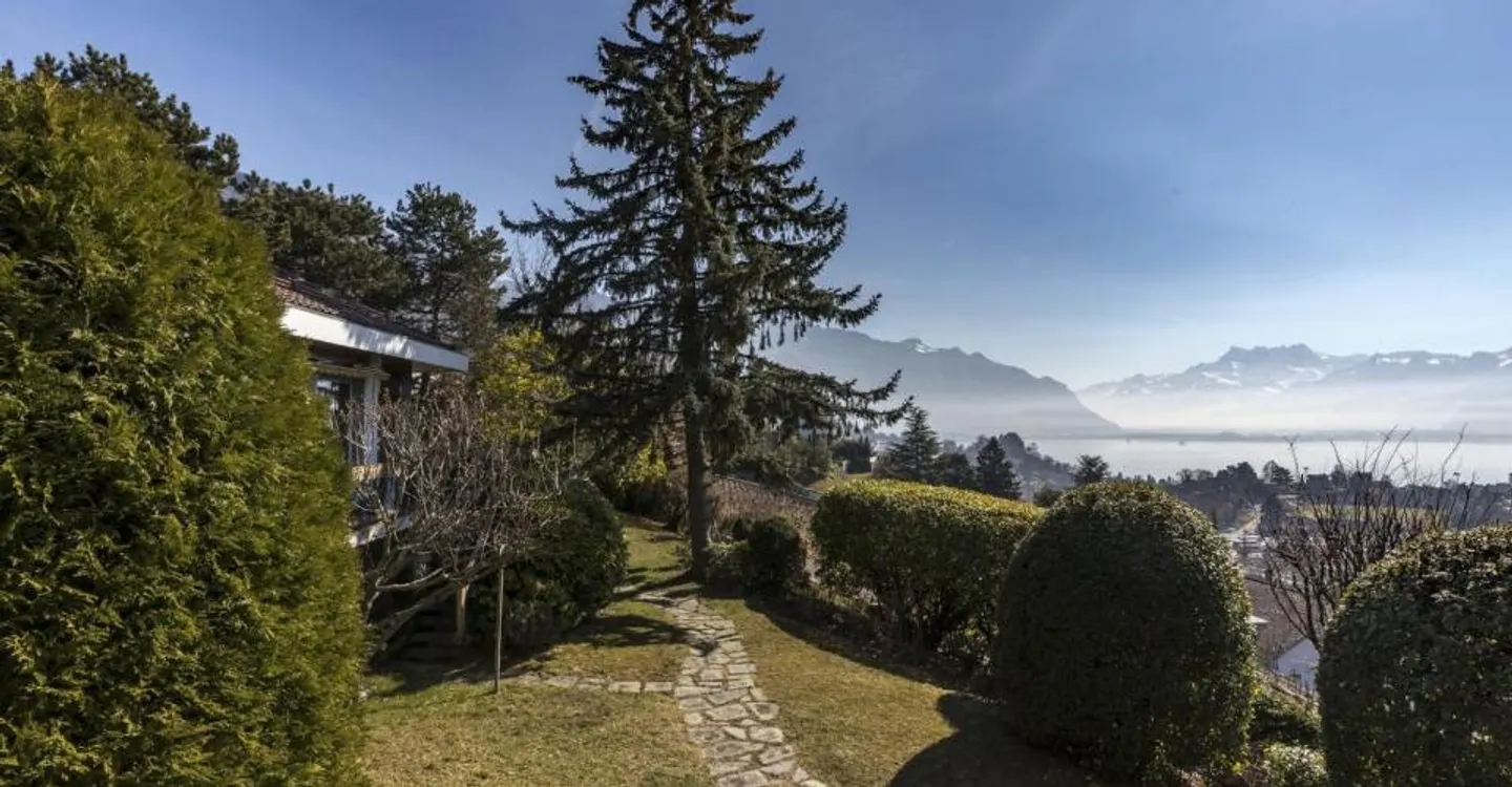 Splendida proprietà al riparo da sguardi indiscreti, vista panoramica sul lago - Foto 2 di 12