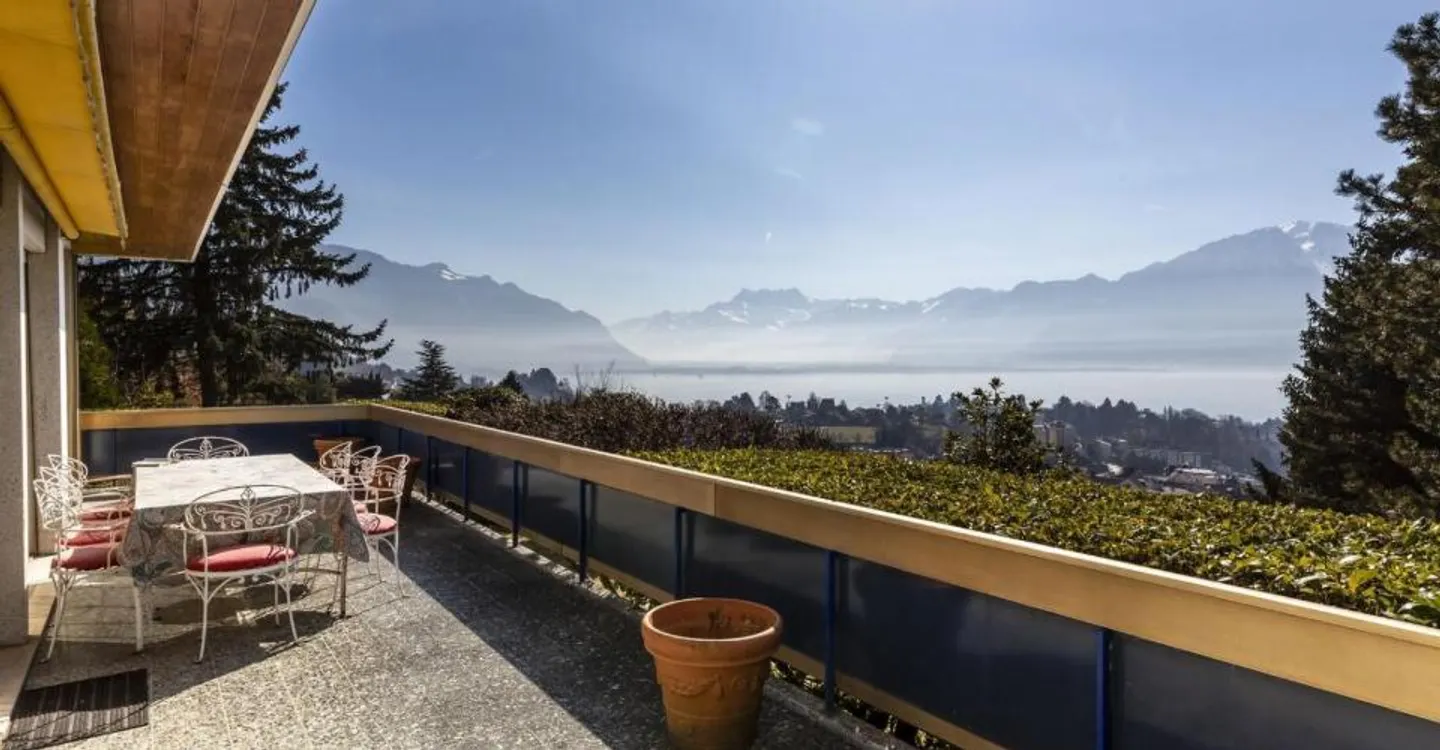 Splendida proprietà al riparo da sguardi indiscreti, vista panoramica sul lago - Foto 3 di 12